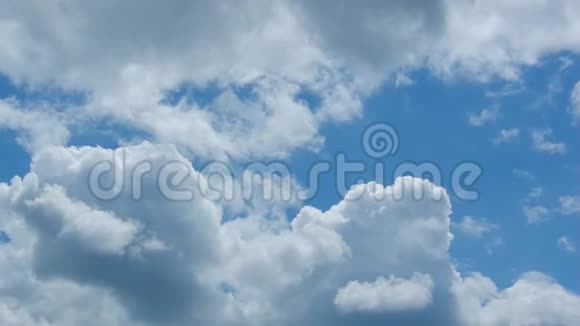 蓝天白云飞越云视频的预览图