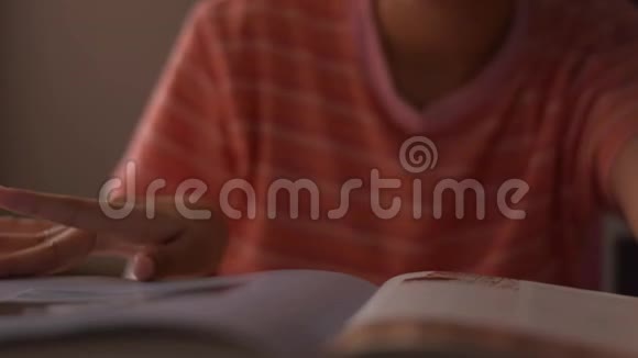 小女孩阅读和翻书页女学生在阅读时手指沿着页面移动视频的预览图