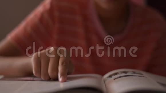 小女孩在看书女学生在阅读时手指沿着页面移动视频的预览图