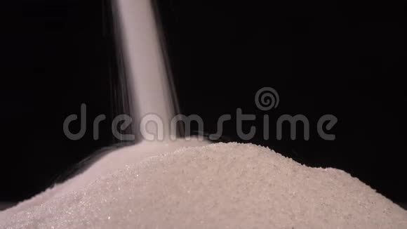 糖落在黑底糖堆上视频的预览图