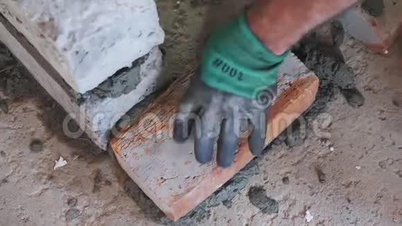 工人手铺水泥砖建造围墙砌砖工序关门视频的预览图