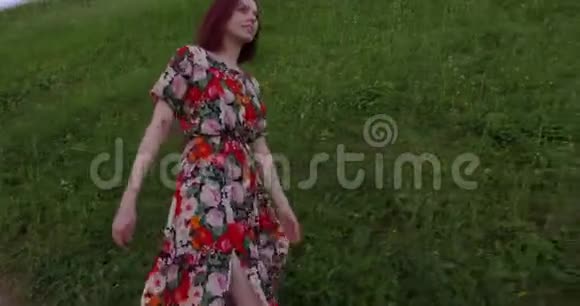 活跃的旅游女孩在大自然中行走手持跟随射击视频的预览图