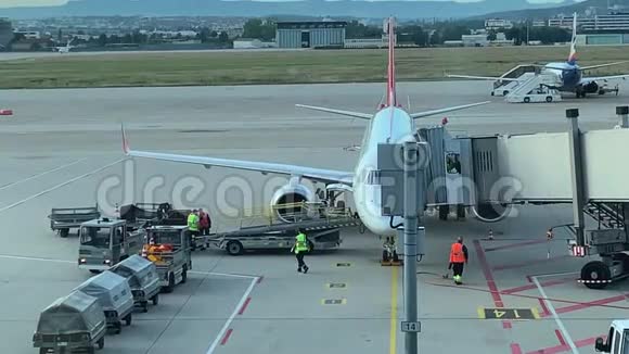 德国斯图加特机场飞机上的行李装载视频的预览图
