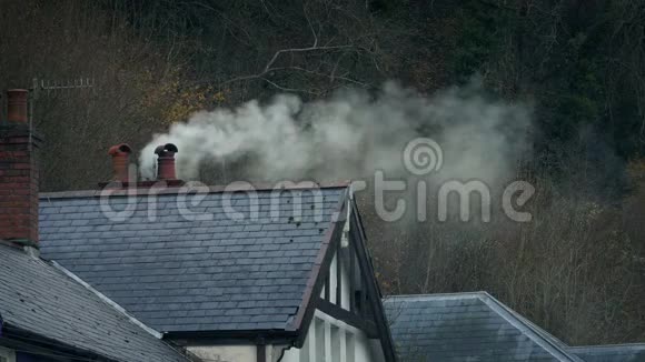 烟囱在乡下的房子里抽烟视频的预览图