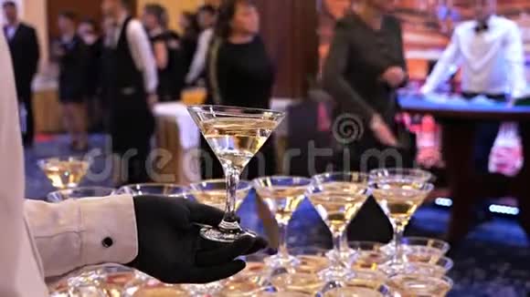 香槟金字塔侍者端着酒杯提供香槟一束香槟杯节日酒庆祝活动视频的预览图