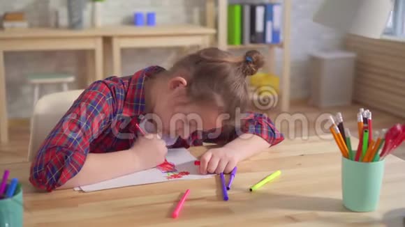 孤独儿童自闭症或有精神障碍的肖像坐在桌子旁视频的预览图
