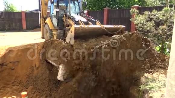 斗拖拉机挖掘机送砂视频的预览图
