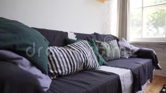 Hygge或Lagom概念一个舒适的沙发有很多枕头和毛毯床罩视频的预览图