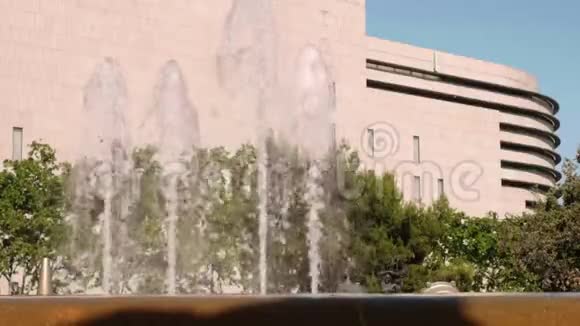 巴塞罗那加泰罗尼亚广场上的大型喷泉背景是混凝土建筑水的概念视频的预览图