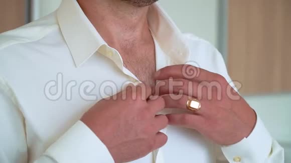 商人扣衬衫特写穿衣服的男人视频的预览图
