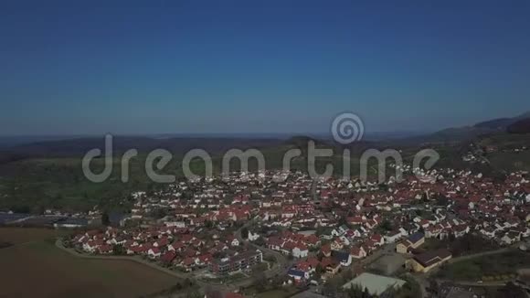伯伦德国南部斯瓦比亚阿尔卑斯山的一个村庄视频的预览图