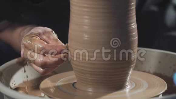 波特在陶工车床上生产慢速纺陶制品视频的预览图