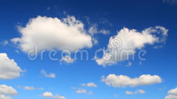 蓝天白云飞越云视频的预览图