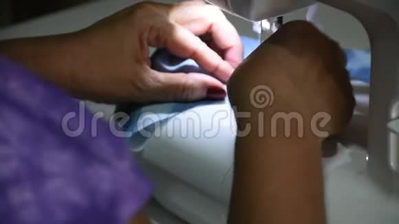 泰国工作的老年妇女使用缝纫机在车间制作织物面罩而冠状病毒COVID19疫情爆发PM25尘暴视频的预览图