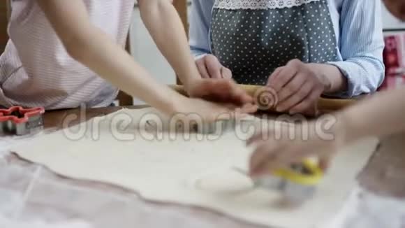 妈妈展示如何以正确的方式制作饼干重点是面团和新的饼干视频的预览图