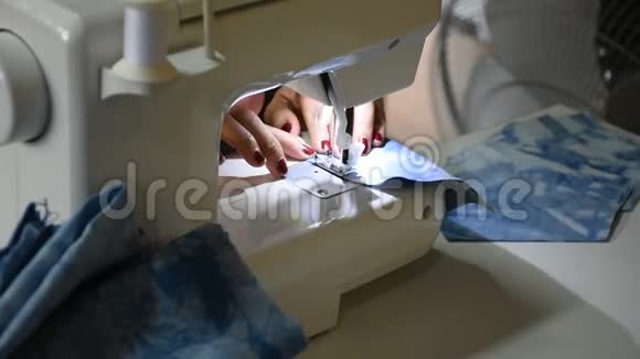 泰国工作的老年妇女使用缝纫机在车间制作织物面罩而冠状病毒COVID19疫情爆发PM25尘暴视频的预览图