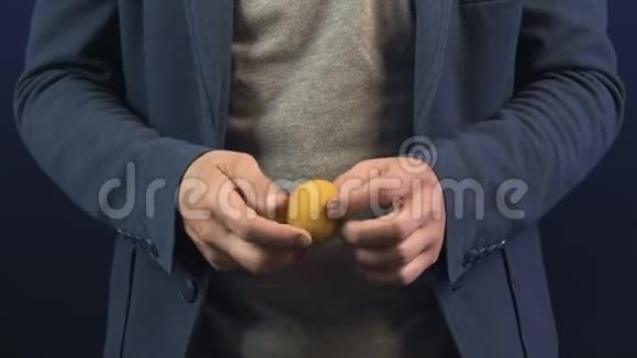 魔术师用软球表演魔术的视频视频的预览图