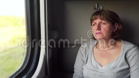 火车上的女人望着窗外视频的预览图