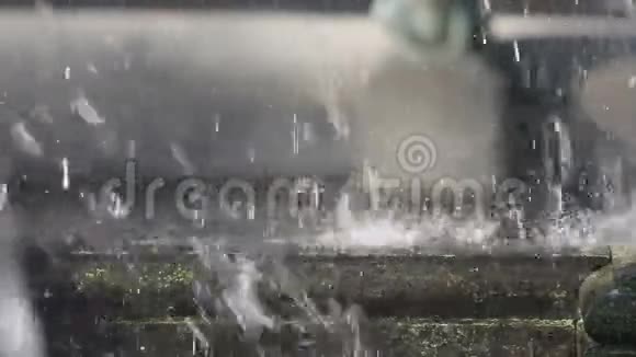 喷泉中的水在缓慢运动视频的预览图
