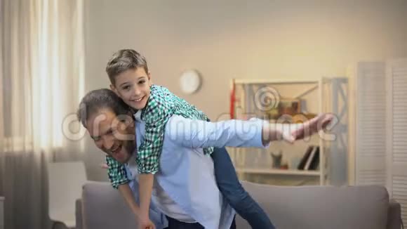 快乐的父子玩飞机快乐的家庭时光童年视频的预览图