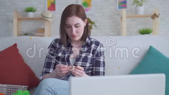 女人坐在笔记本电脑前看一个关于编织的视频教程它不起作用视频的预览图