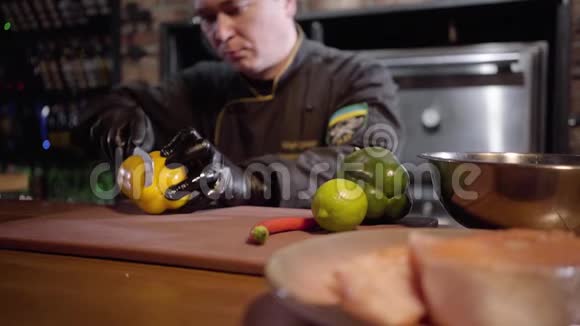 肖像厨师用锋利的刀在木板上切碎青黄椒用大盘子准备沙拉视频的预览图
