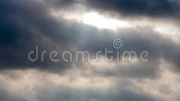 雨前黑天积云快速划过天际阳光的微光视频的预览图