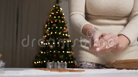 姜饼的制作过程女孩正在准备饼干没有米粉的面筋家庭主妇圣诞节视频的预览图