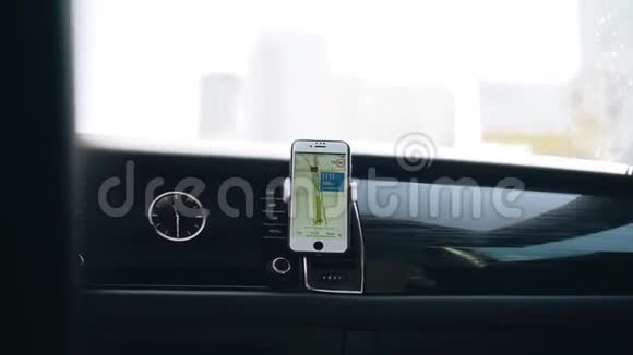 在城市里开车仪表板上的导航器视频的预览图