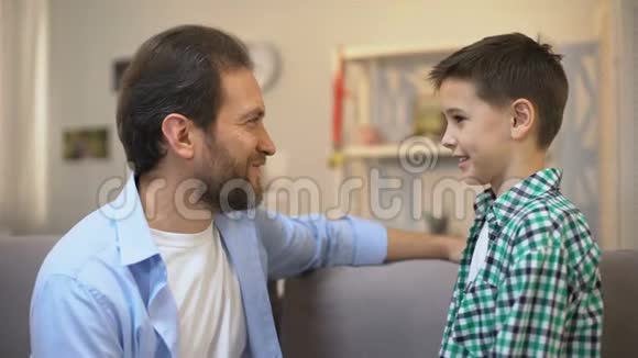 中年父亲拥抱男孩子家庭照顾和信任的关系视频的预览图