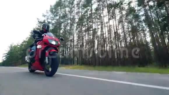 一辆摩托车沿着这条路行驶视频的预览图