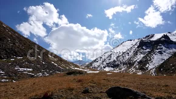 在山区的蓝天上时间是云的一圈雪山视频的预览图