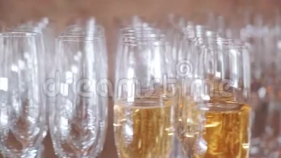 服务员在婚礼上用酒杯倒香槟视频的预览图