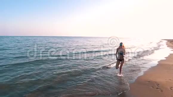 那个女孩跑在海边视频的预览图