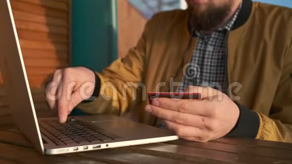 男子使用手提电脑在现场输入信用卡号码视频的预览图