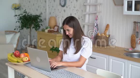 女人在笔记本电脑上工作在电子邮件中得到积极的消息感到快乐兴奋慢动作视频的预览图