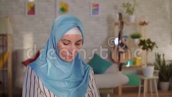 穆斯林妇女戴头巾微笑脸上有烧伤疤痕看着镜头视频的预览图