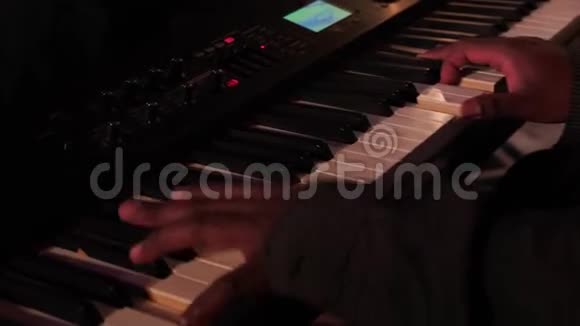 钢琴音乐钢琴家手演奏视频的预览图