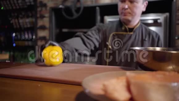 成人厨师将桌上的黄绿椒红辣椒和柠檬特写肉用模糊盘子视频的预览图