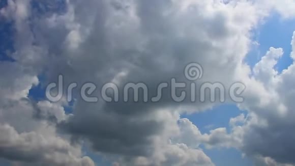 暗雨云运动在蓝天晴朗的夏日中移动的时间推移用于视频转换的目的视频的预览图