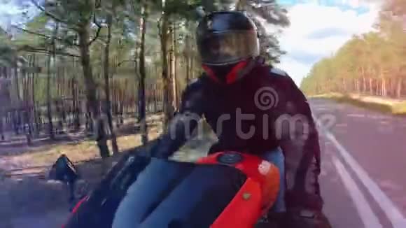 驾驶摩托车的骑手的正面景色视频的预览图