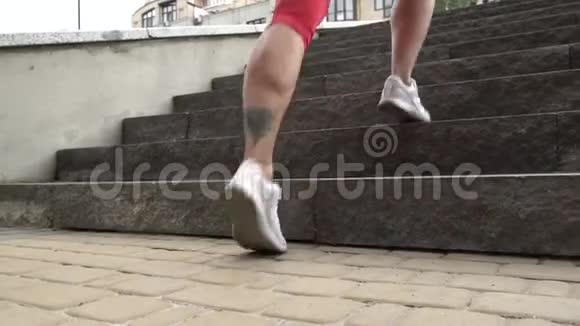主题运动和健康的生活方式年轻的女运动员有纹身使心脏跑上楼梯耐力视频的预览图