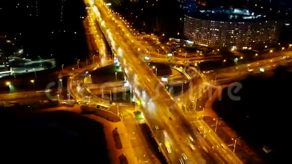 晚上的汽车交汇处汽车的移动视频的预览图