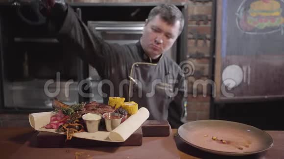 黑锅厨师手套用皮塔烤肉烤玉米片生姜酱汁新鲜叶子视频的预览图