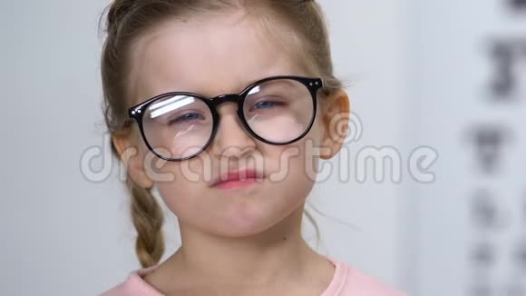 令小女孩不安的是摘下眼镜儿童不安全近视视频的预览图