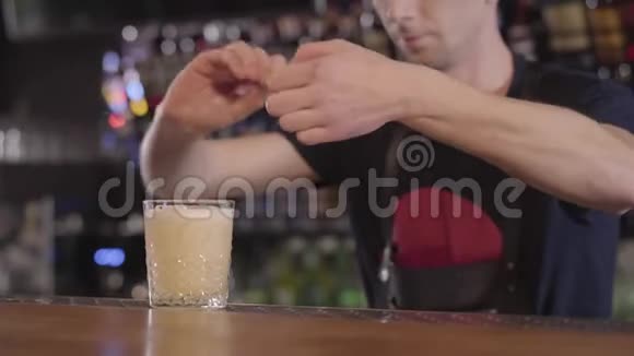 酒保混合学家在准备了不同饮料的酒精鸡尾酒后用柠檬装饰它在美丽的视频的预览图