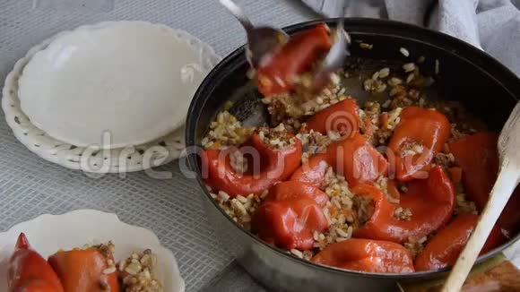 准备吃肉末米饭和蔬菜的红椒馅视频的预览图