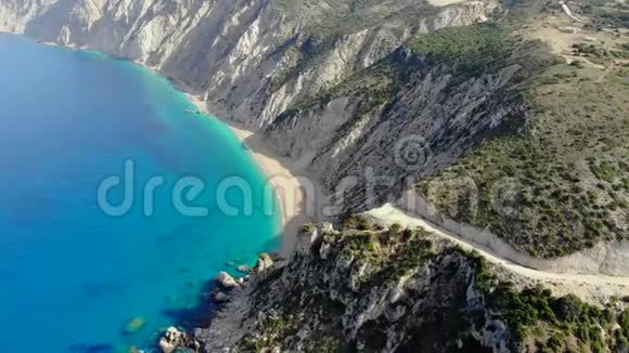希腊凯法洛尼亚岛美丽的废弃海滩的鸟瞰图视频的预览图