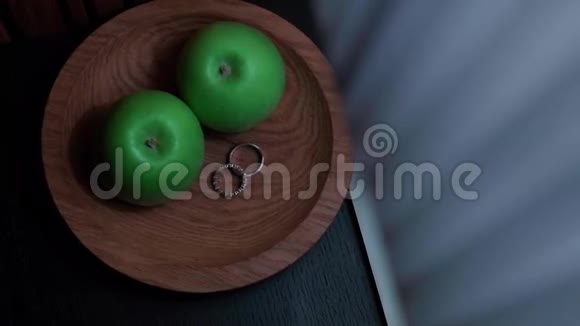 漂亮的绿色苹果站在盘子上视频的预览图