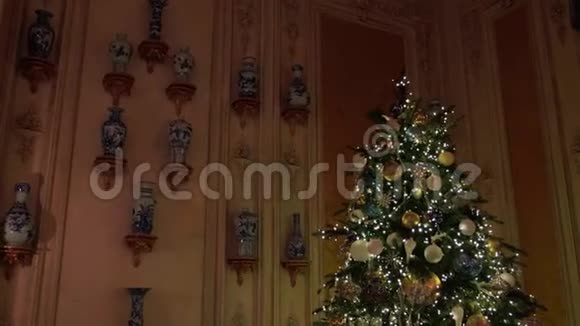 巨大的圣诞树有发光的灯装饰物视频的预览图